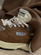 Charger l'image dans la galerie, AUTRY Baskets Hyperway Low Wom Silv/Cigar