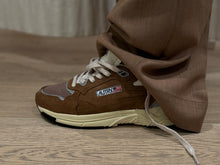 Charger l'image dans la galerie, AUTRY Baskets Hyperway Low Wom Silv/Cigar