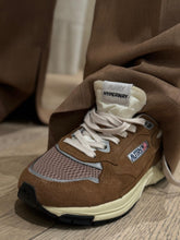 Charger l'image dans la galerie, AUTRY Baskets Hyperway Low Wom Silv/Cigar
