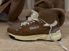 Charger l'image dans la galerie, AUTRY Baskets Hyperway Low Wom Silv/Cigar