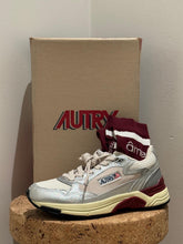 Charger l'image dans la galerie, AUTRY Baskets Hyperway Low Wom Silver/Syra