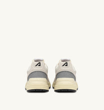 Charger l'image dans la galerie, AUTRY Baskets Hyperway Low Wom Silv/White