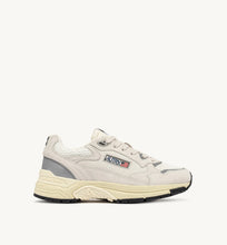 Charger l'image dans la galerie, AUTRY Baskets Hyperway Low Wom Silv/White