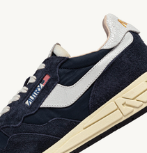 Charger l'image dans la galerie, AUTRY Baskets Reelwind en Nylon et Daim Blue Space et Blanc