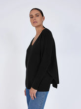 Charger l'image dans la galerie, Pull Poncho Cachemire Col V Faustine NOT SHY