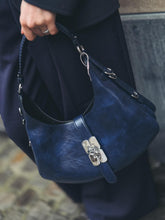 Charger l'image dans la galerie, GANNI Kat Small Crinkle Naval Academy
