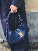 Charger l'image dans la galerie, GANNI Kat Small Crinkle Naval Academy
