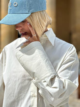 Charger l&#39;image dans la galerie, Classic double-cuff shirt off-white
