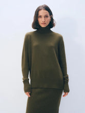 Charger l'image dans la galerie, WHITE+WARREN Pull Oversize en Cachemire à Col Montant Olive
