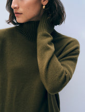 Charger l'image dans la galerie, WHITE+WARREN Pull Oversize en Cachemire à Col Montant Olive
