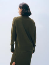 Charger l'image dans la galerie, WHITE+WARREN Pull Oversize en Cachemire à Col Montant Olive
