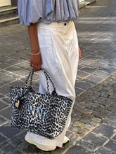 Charger l'image dans la galerie, GANNI Leopard Printed Medium Tot Bag Silver
