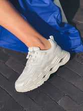 Charger l&#39;image dans la galerie, IRO Baskets Wave Blanches
