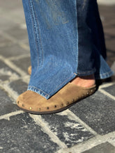 Charger l'image dans la galerie, POSA Suede Mule Studded Chocolate
