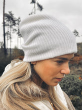 Charger l&#39;image dans la galerie, WHITE + WARREN Bonnet en Cachemire Soft White
