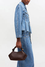 Charger l'image dans la galerie, GANNI Bou Bag Small Grained - Chicory Coffee model
