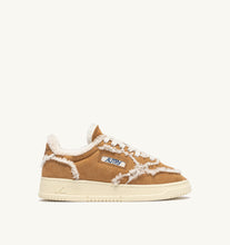 Charger l'image dans la galerie, AUTRY Basket Suede Shearling Cognac
