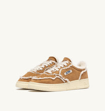 Charger l'image dans la galerie, AUTRY Basket Suede Shearling Cognac
