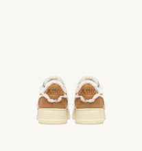 Charger l'image dans la galerie, AUTRY Basket Suede Shearling Cognac

