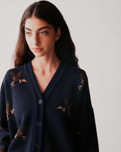 Charger l'image dans la galerie, JOHNY Cardigan en Maille à Motif Canards Lia – vue 3
