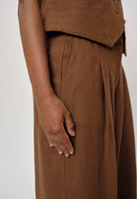 Charger l&#39;image dans la galerie, BIRGITTE HERSKIND Pantalon Lotus Caramel
