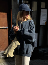 Charger l&#39;image dans la galerie, AME Ulla Oversized Sweatshirt | Vintage Navy
