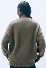 Charger l&#39;image dans la galerie, WHITE+WARREN Pull Ras du Cou en Cachemire à Manches Raglan Beige Cendré
