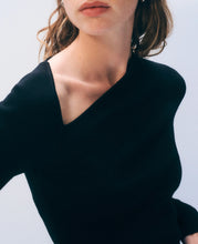 Charger l&#39;image dans la galerie, WHITE+WARREN Haut Asymétrique en Mérinos Extra-Fin Noir
