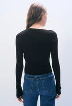Charger l&#39;image dans la galerie, WHITE+WARREN Haut Asymétrique en Mérinos Extra-Fin Noir
