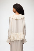 Charger l'image dans la galerie, GANNI Blouse à Volants Soie Habotai Egret – vue 3
