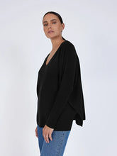 Charger l&#39;image dans la galerie, Pull Poncho Cachemire Col V Faustine NOT SHY
