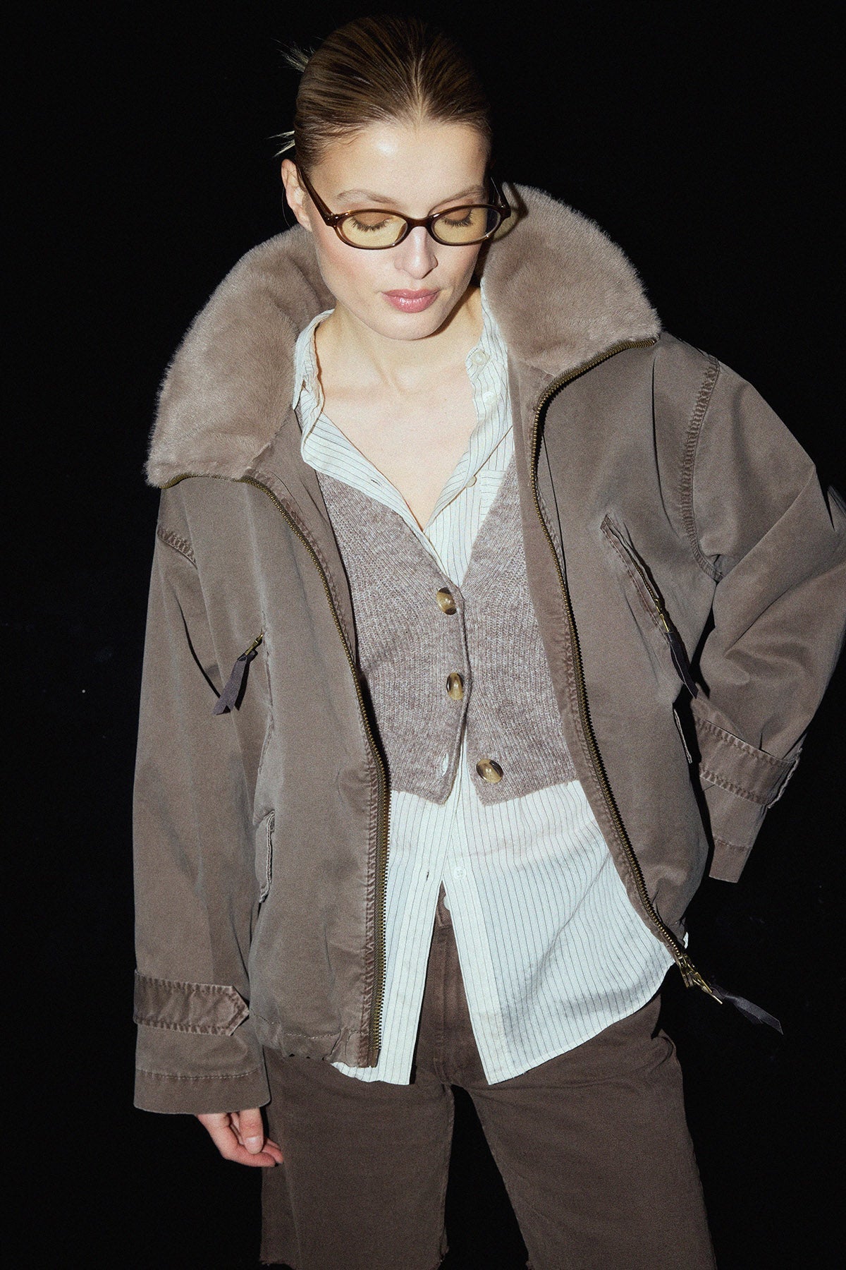 BLONDE NO.8 Veste Tyra II taupe, portée