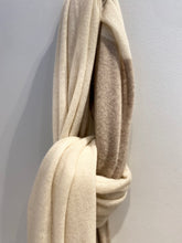 Charger l&#39;image dans la galerie, WHITE+WARREN Echarpe Cachemire Bicolore Taupe Naturel
