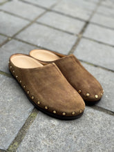 Charger l'image dans la galerie, POSA Suede Mule Studded Chocolate
