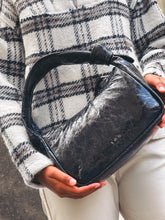 Charger l&#39;image dans la galerie, Sac en Cuir Noue Baguette Wrinkled IRO
