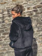Charger l&#39;image dans la galerie, MaxMara Doudoune Courte Réversible Rembourrée en Alpaga et Laine
