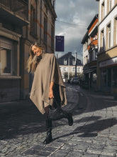 Charger l&#39;image dans la galerie, MaxMara Cape en Cachemire Beige
