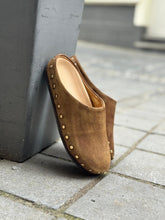 Charger l'image dans la galerie, POSA Suede Mule Studded Chocolate
