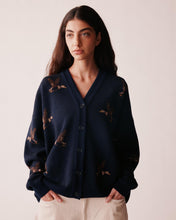 Charger l'image dans la galerie, JOHNY Cardigan en Maille à Motif Canards Lia
