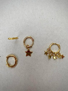 Composition de 4 boucles d'oreille dorées et/ ou argentées