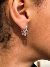 Charger l&#39;image dans la galerie, Boucles d&#39;oreilles anneaux étoilés argentés
